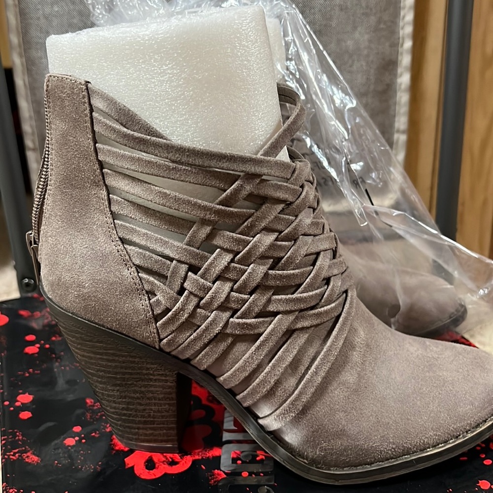 Fergalicious ‘Weever’ booties. Doe colored. Size 8